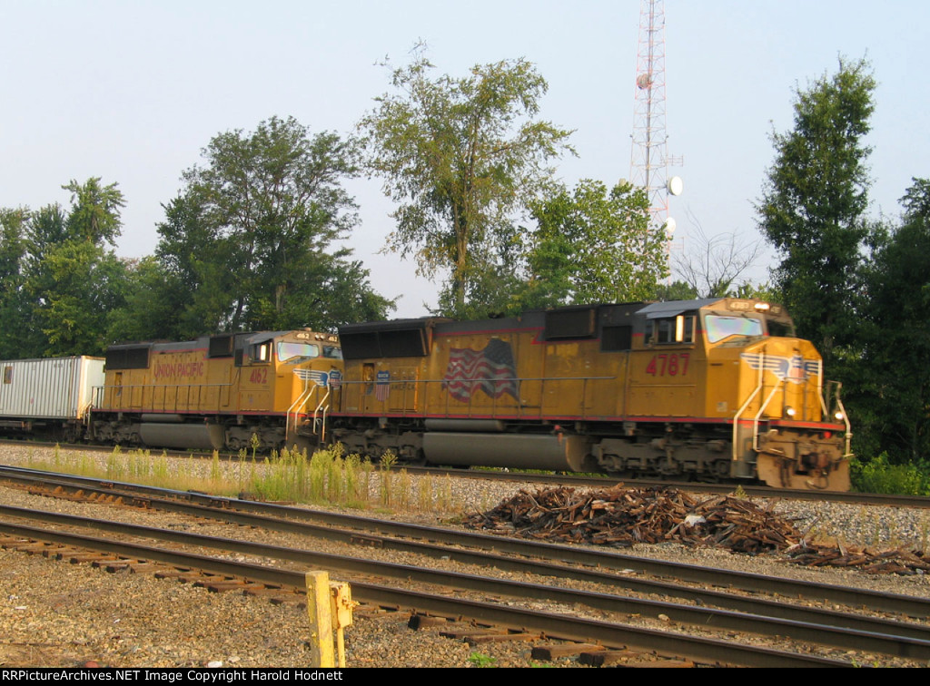 UP 4787 & 4162 leads NS train 214